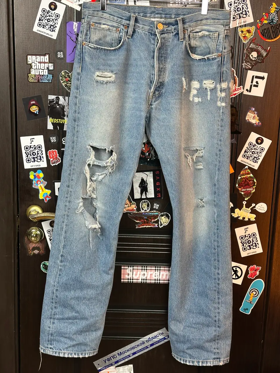 Vetements VETEMENTS FW19 Demna Anarchy Logo Distressed Blue Jeans, detail view 2