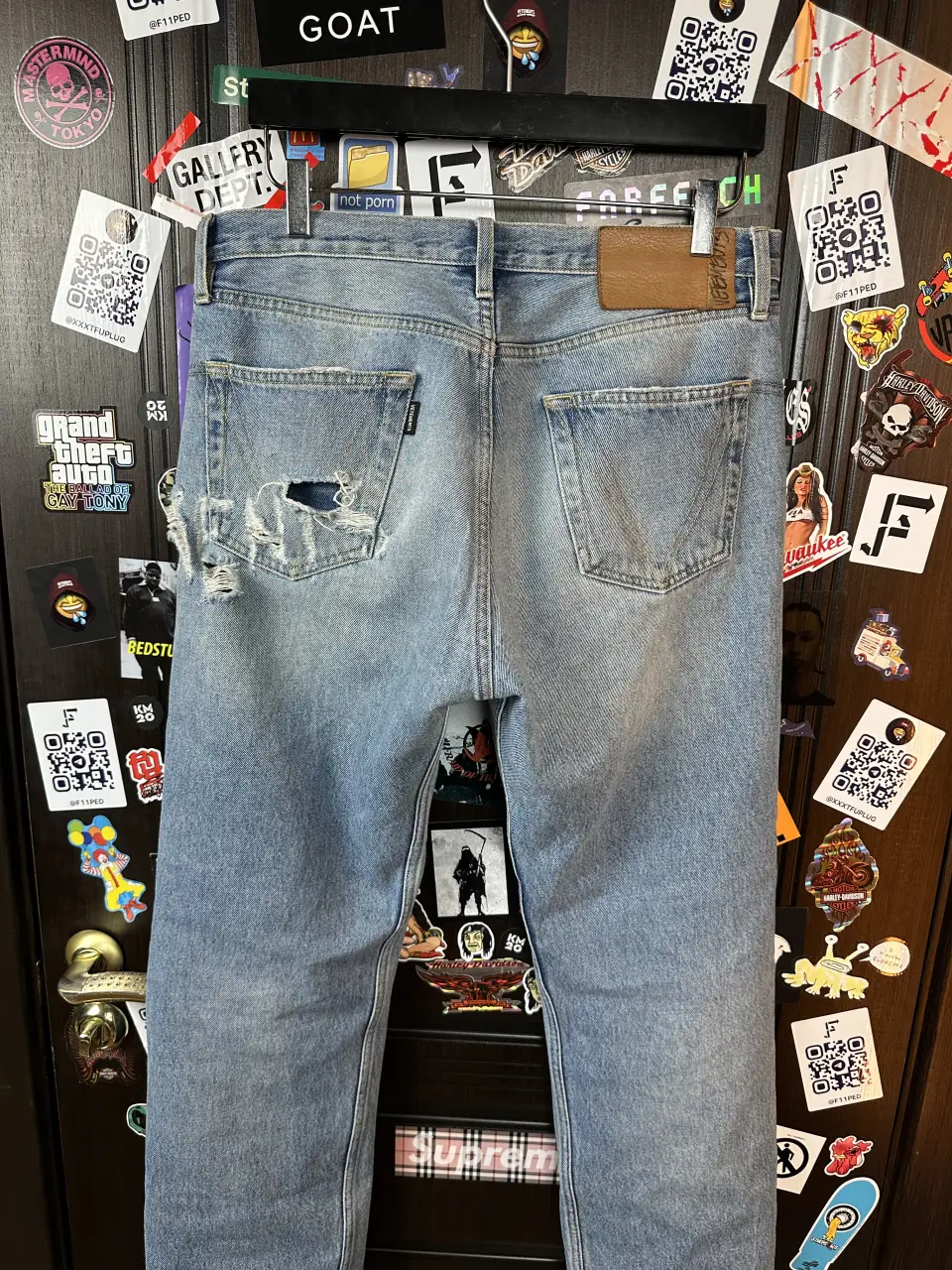 Vetements VETEMENTS FW19 Demna Anarchy Logo Distressed Blue Jeans, detail view 4