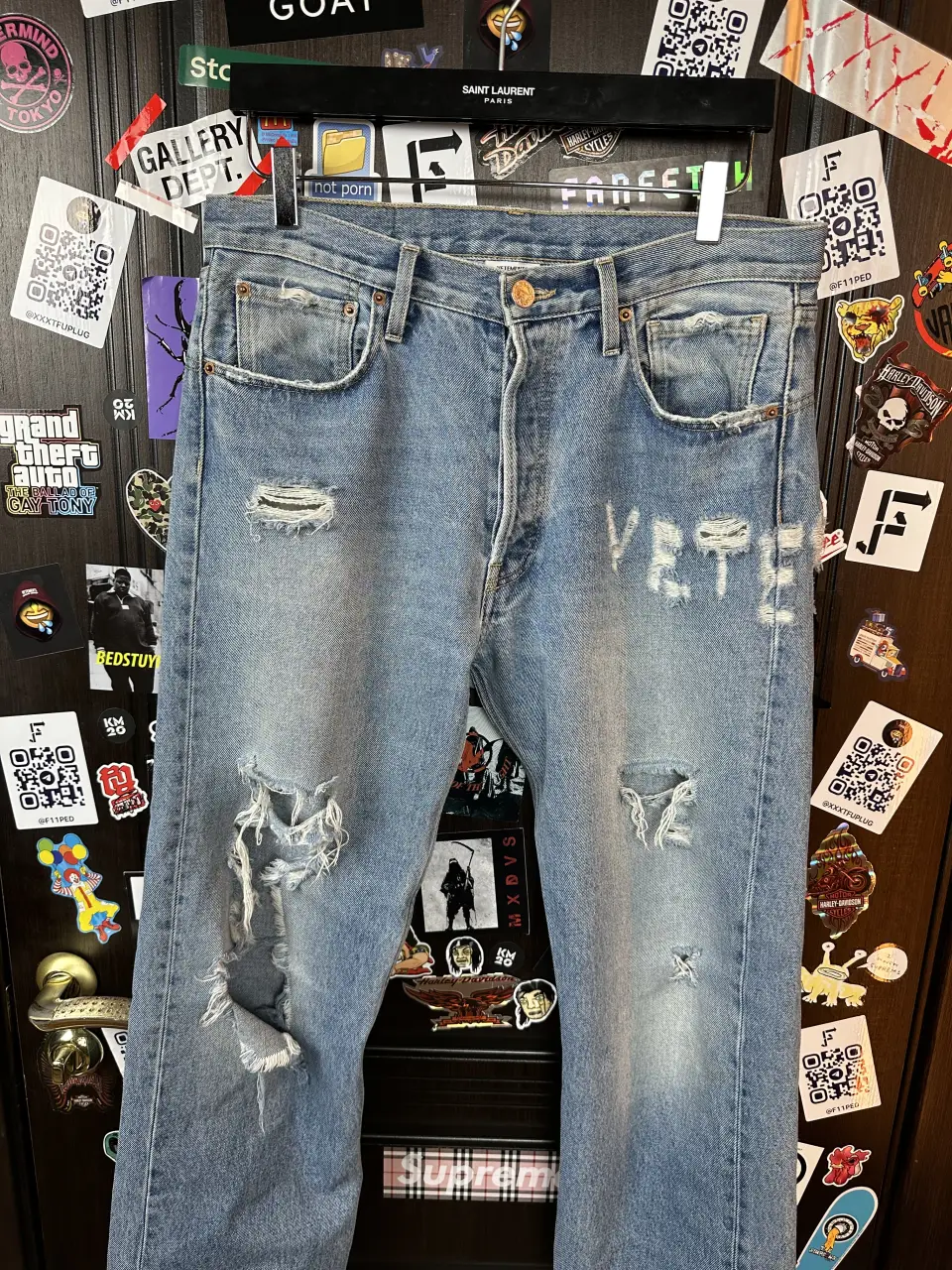 Vetements VETEMENTS FW19 Demna Anarchy Logo Distressed Blue Jeans, detail view 5