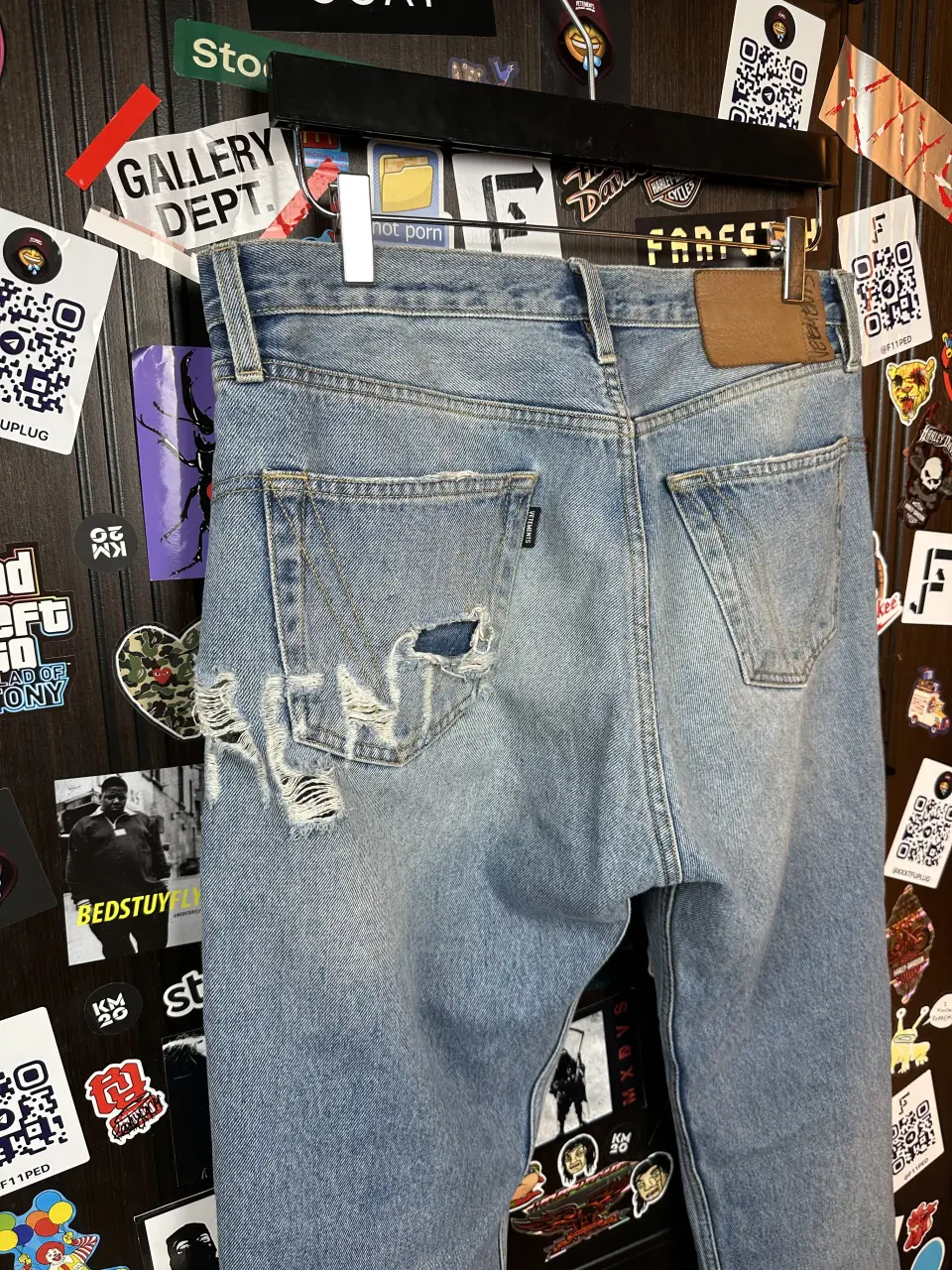 Vetements VETEMENTS FW19 Demna Anarchy Logo Distressed Blue Jeans, detail view 7