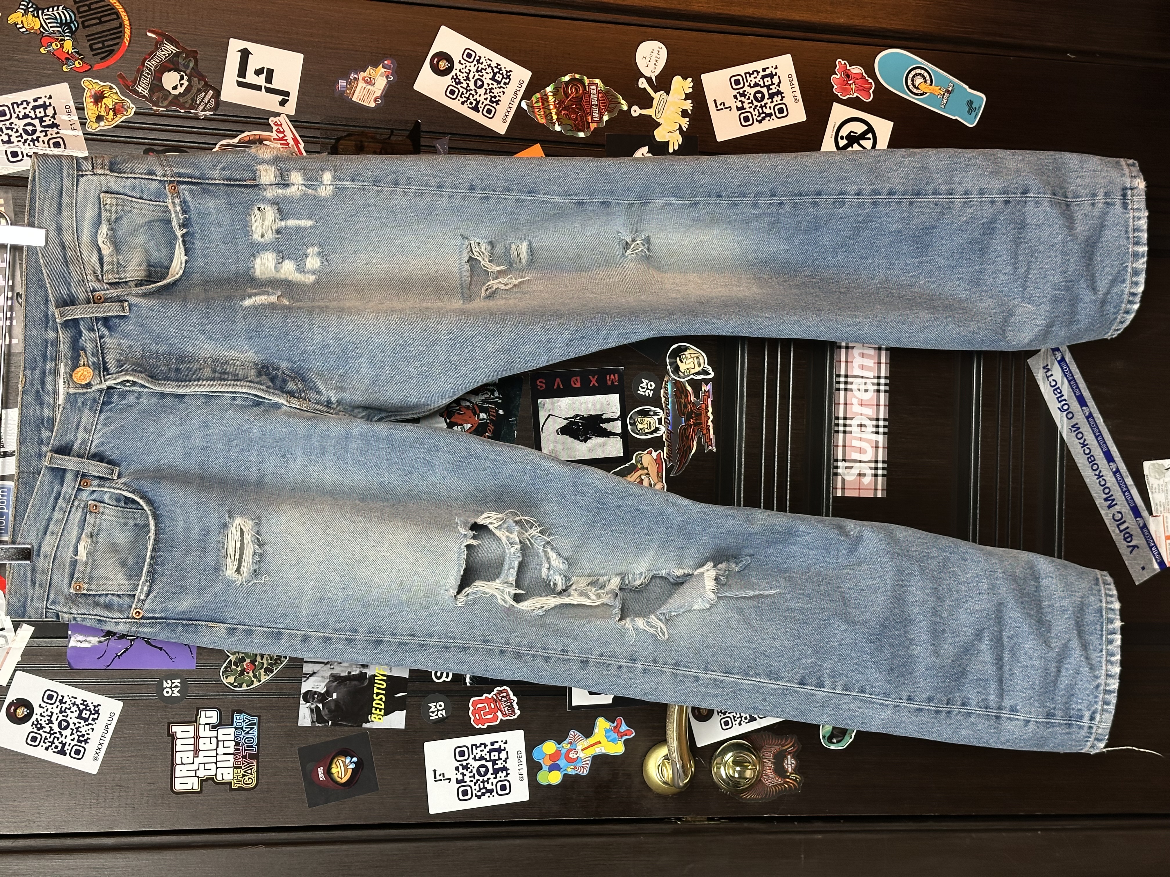 Vetements VETEMENTS FW19 Demna Anarchy Logo Distressed Blue Jeans, detail view 2
