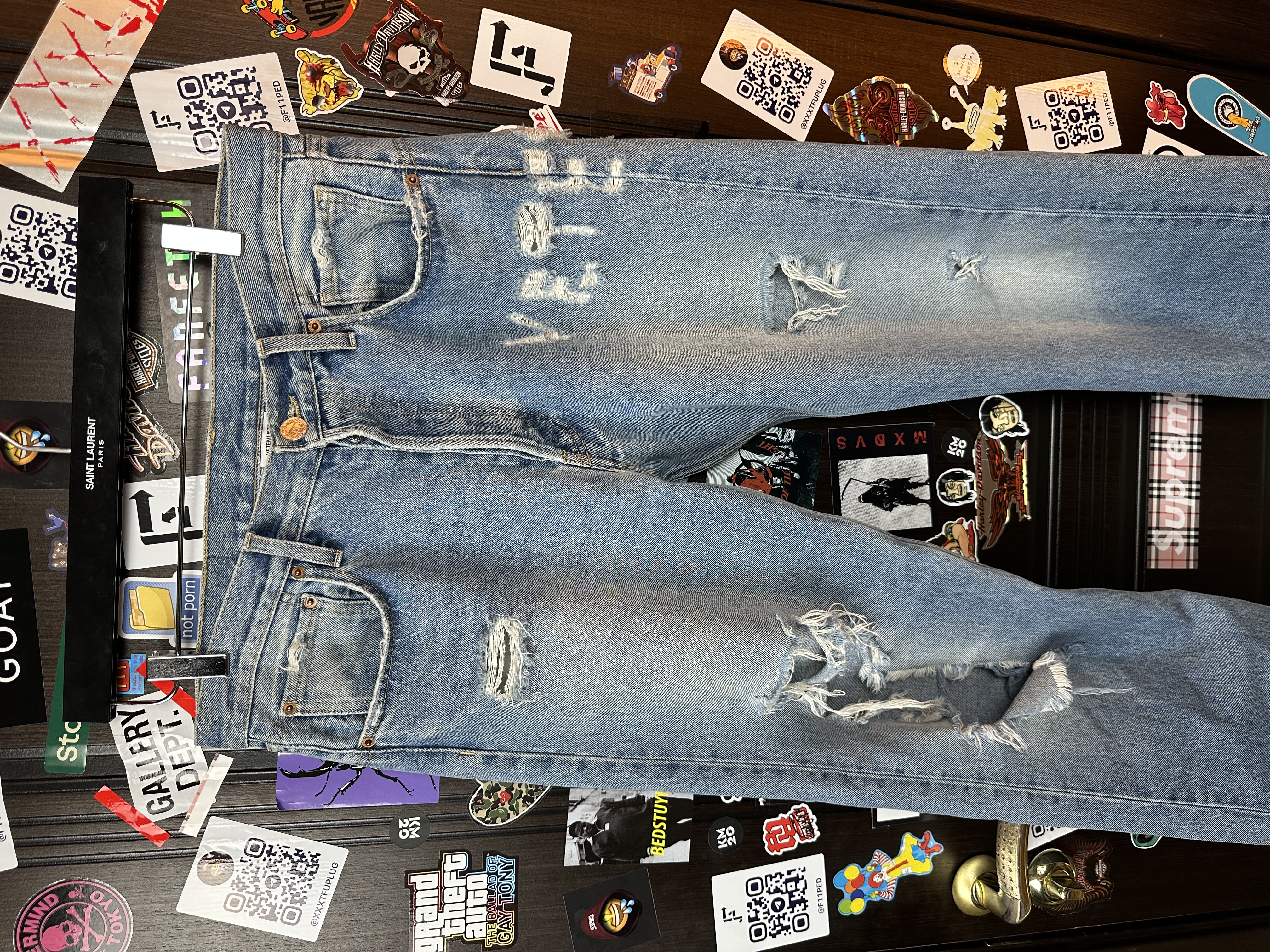 Vetements VETEMENTS FW19 Demna Anarchy Logo Distressed Blue Jeans, detail view 5