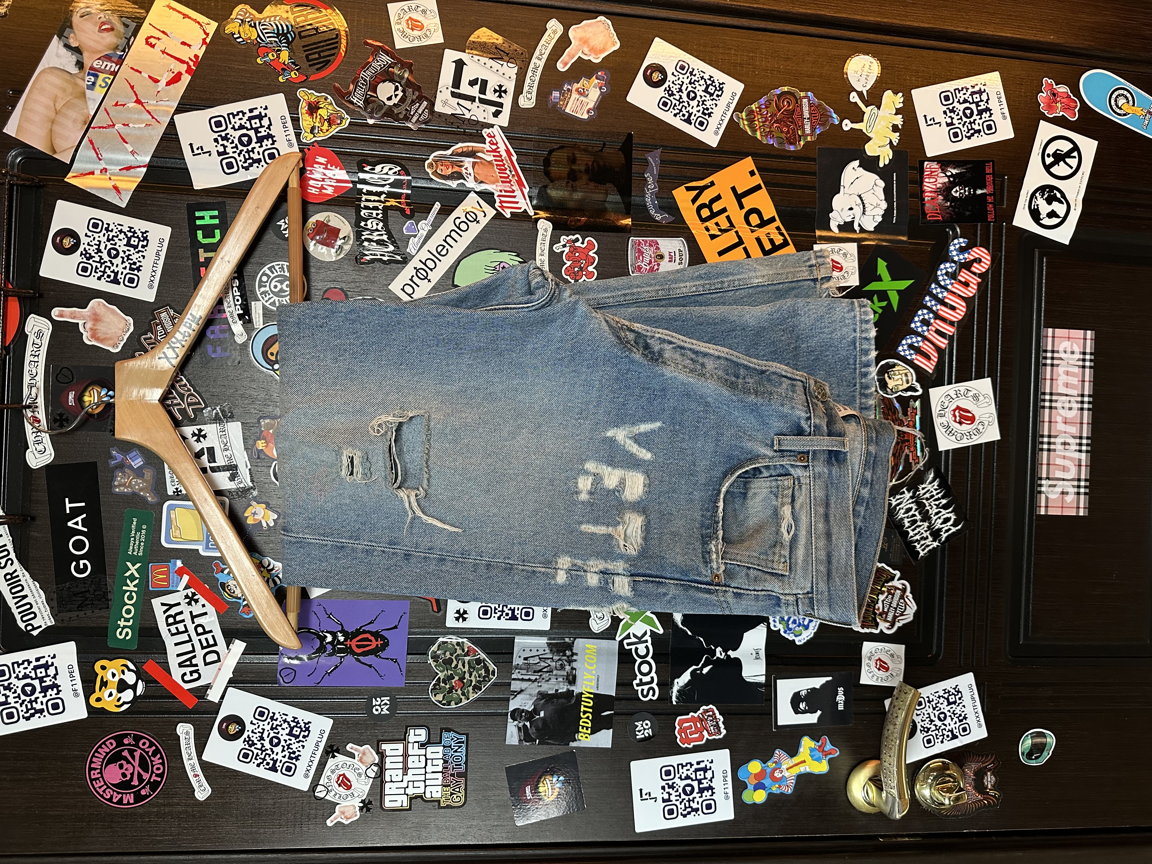 Vetements VETEMENTS FW19 Demna Anarchy Logo Distressed Blue Jeans